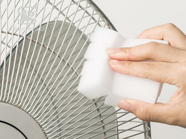 使用納米海綿清潔電風扇