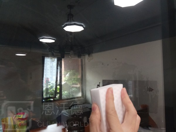 玻璃上的污漬怎用什么去除呢？玻璃上有水垢怎么辦？